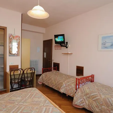 Elena מלון סטרסה